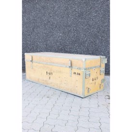 Plyfa-kasse i lakeret træfiner med alukanter og metalbeslag